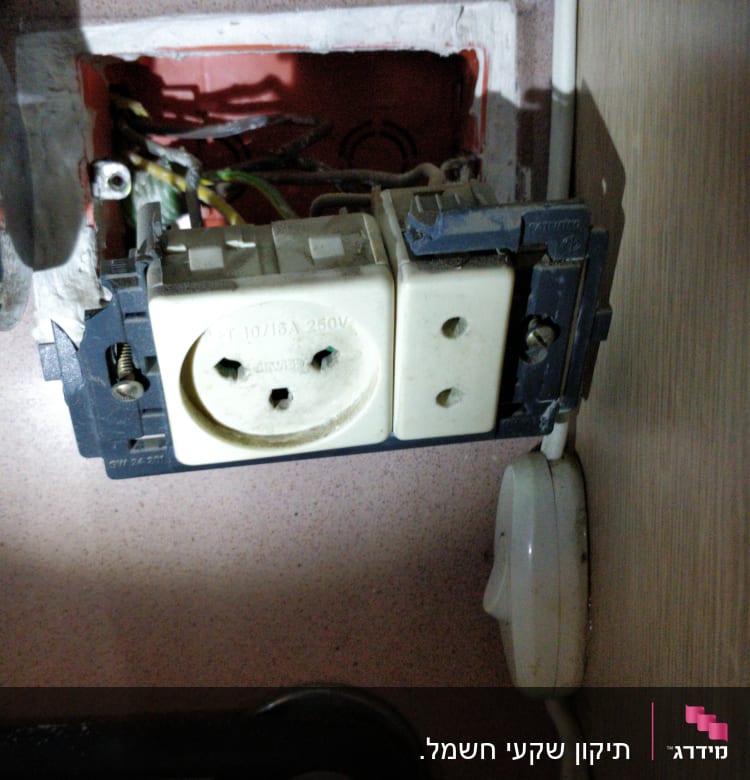 שקע חשמלי פתוח עם חוטים חשופים